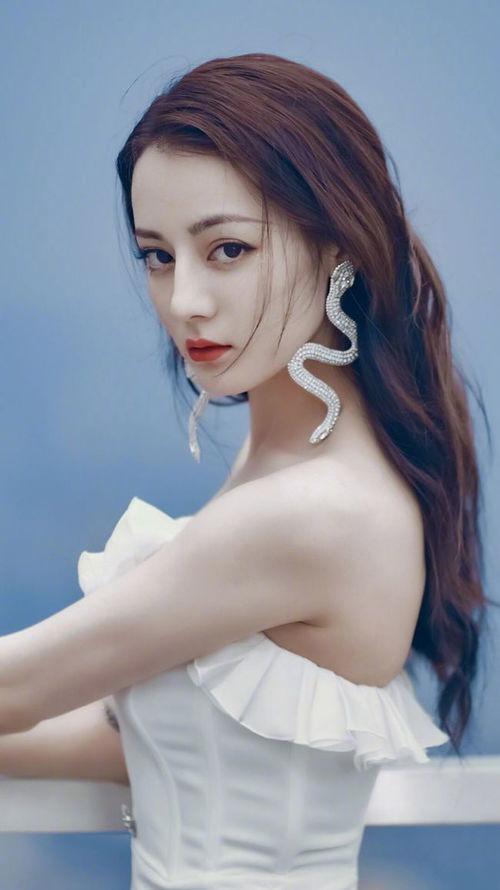 迪丽热巴恋情吃瓜爆料,甜蜜瞬间引发网友热议